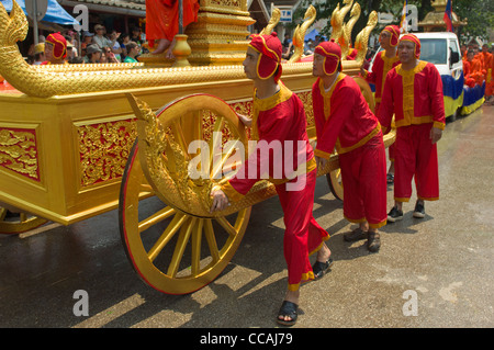 Acolytes poussant un chariot d'or en procession le Mue Nau, Nouvel An Lao (Pi Mai Lao), Luang Prabang, Laos Banque D'Images