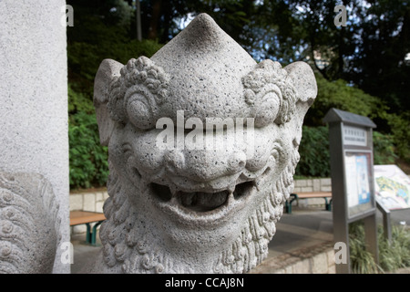 Foo dog shishi guardian lion sur le monument commémoratif de guerre chinois à l'entrée à Hong Kong Hong Kong jardins zoologique et botanique Banque D'Images