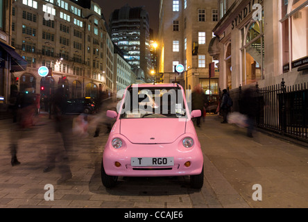 G-wiz voiture électrique stationné à l'extérieur de la station de métro monument - City of London Banque D'Images