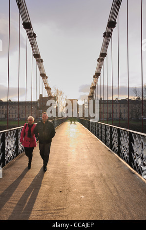 Vue sur le pont suspendu de la rue Portland du sud vers Carlton Place. Banque D'Images