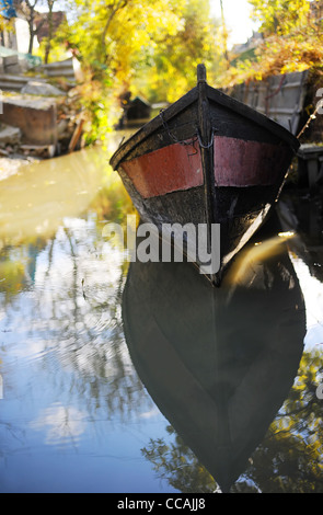 Petit bateau en Vylkove. Vylkove est également appelée "la Venise ukrainienne' grâce à un certain nombre de canaux creusés à l'intérieur Banque D'Images