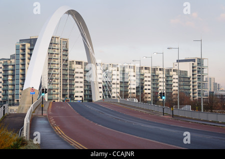 La Clyde (aux) de l'Arc de pont reliant Glasgow Finnieston avec Kinning Park. Banque D'Images