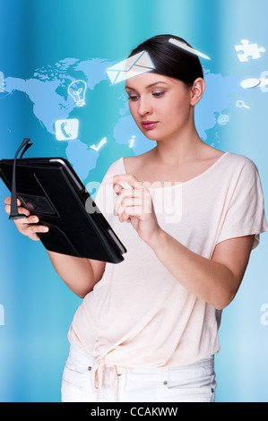 Une femme d'affaires avec des icônes d'affaires flottant autour de sa tête. Portrait de jolie femme travaillant avec son tablet pc Banque D'Images