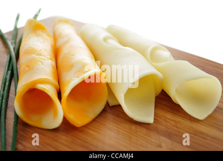 Tranches de fromage sur une planche à découper, Close up Banque D'Images