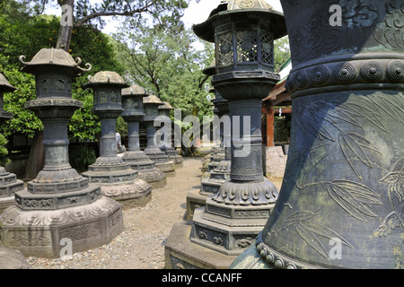 Rangées de lanternes en pierre traditionnel japonais à Tokyo Ueno Park ; se concentrer sur lanterne frontale Banque D'Images