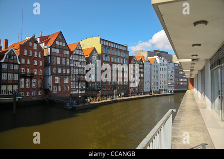 Vue sur les bâtiments historiques au Nikolaifleet (front de la vieille Deichstrasse) à Hambourg, Allemagne. Banque D'Images