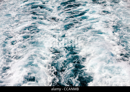 Vue sur l'eau-turbulence trace laissée par un ferry dans l'Cyclade-Islands, Grèce. Banque D'Images