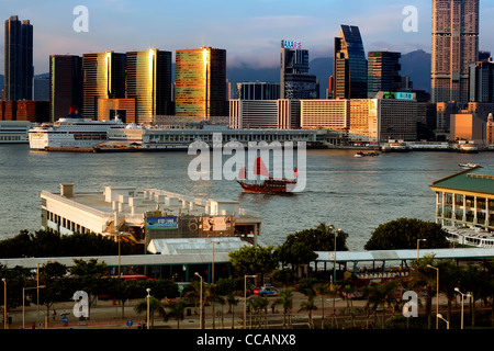 Voiles rouge dans le coucher du soleil sur le port de Hong Kong, HK Central Banque D'Images