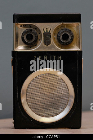 Un vieux Zenith radio portable Banque D'Images