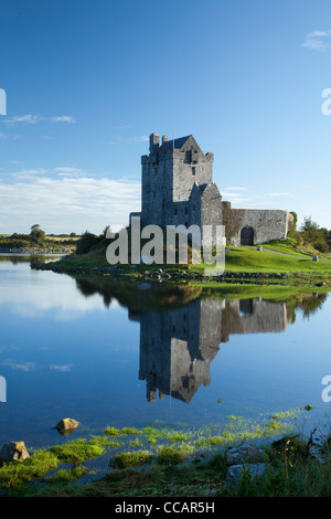 16e siècle Dunguaire Castle reflétées à Kinvara Kinvara, Bay, comté de Galway, Irlande. Banque D'Images