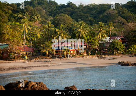 Tôt le matin, à Playa Montezuma beach au petit village touristique Montezuma, Péninsule de Nicoya, Costa Rica, Amérique Centrale Banque D'Images