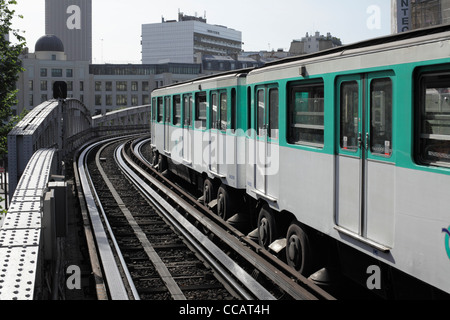 Un train de métro sur la ligne 6 à la station Sèvres Lecourbe, Paris. Remarque les pneus en caoutchouc sur les roues et les roues de guidage horizontal. Banque D'Images