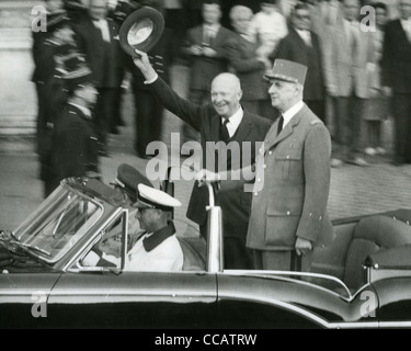 Le président américain Dwight D. Eisenhower renonce à de foule sur visite à Paris avec le président Charles de Gaulle en 1960 Banque D'Images