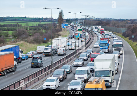 Le trafic d'attente sur l'autoroute M1 près de la sortie 25 Nottingham Angleterre go uk eu Europe Banque D'Images