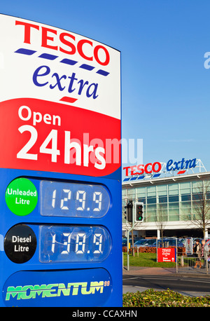 Station-service uk Tesco extra ouvert 24 heures station-service signe long centre-ville eaton derbyshire Angleterre GB Europe Banque D'Images