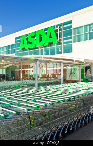 Chariots de supermarché Asda et Long Eaton ville Derbyshire Nottinghamshire England UK GB EU Europe Banque D'Images