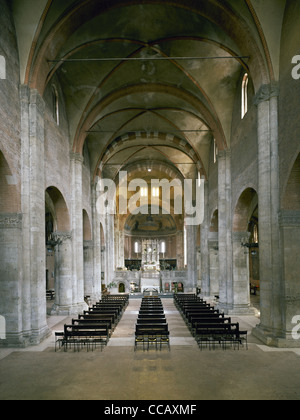 L'Italie. Pavia. Eglise de Saint Pierre dans le ciel d'or. 11ème - 12ème siècles. Nef centrale. Banque D'Images