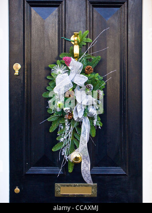 Une couronne de Noël Décoration sur la porte d'une maison - Dublin, Irlande Banque D'Images