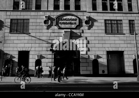 7 janvier 2012 : les consommateurs et les touristes vu marcher à l'extérieur de l'emblématique Bergdorf Goodman's store sur la 5e Avenue à New York City, Banque D'Images