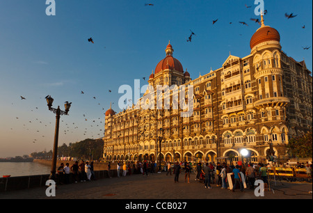 Le Taj Mahal Palace de Bombay Bombay Inde au lever du soleil avec un équipage de film Bollywood décideurs Banque D'Images