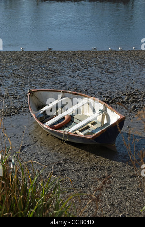 Petit bateau échoué à marée basse sur la Tamise, le volet sur le livre vert, le sud-ouest de Londres, Angleterre Banque D'Images