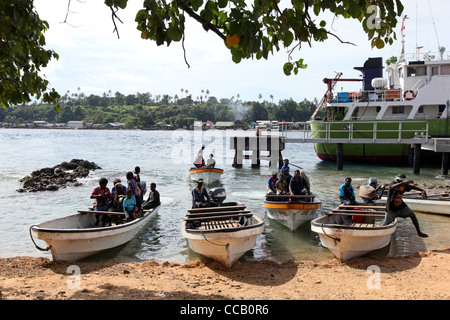 Les petits bateaux ferries passagers entre l'île de Buka (avant) et l'île de Bougainville (arrière-plan), en Papouasie-Nouvelle-Guinée Banque D'Images