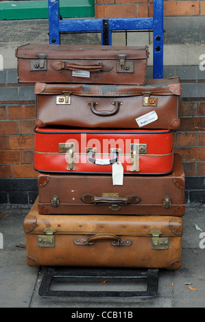 Vieilles valises bagages empilés sur un chariot à roues england uk Banque D'Images