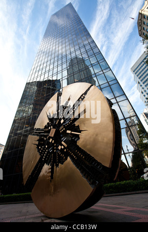 Statue la Grande soirée disco par Arnaldo Pomodoro à la Bank of America Plaza Charlotte, NC. Banque D'Images