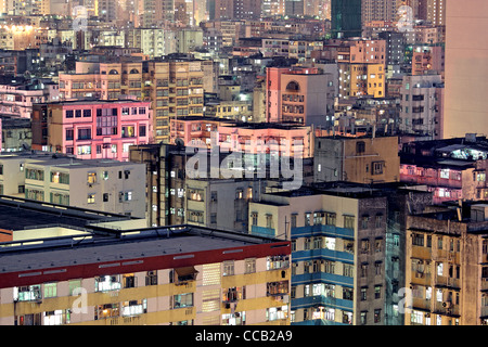 Ville urbaine au coucher du soleil avec tous les feux allumés Banque D'Images