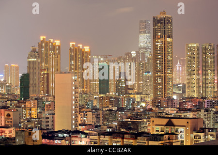 Ville urbaine au coucher du soleil avec tous les feux allumés Banque D'Images