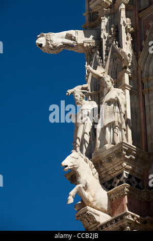 Les statues ornant la cathédrale (Duomo), Sienne. L'Italie. Banque D'Images