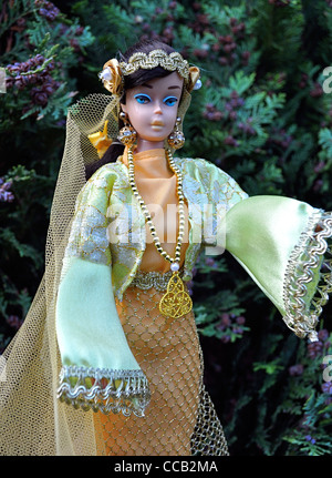 Vintage 1963 tourbillon brune ponytail Barbie doll Syrie costume, costume national syrien, vêtements traditionnels. Banque D'Images