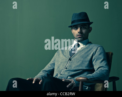 Portrait of young man wearing hat Banque D'Images