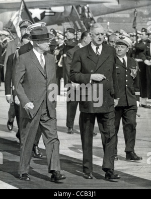 DWIGHT D. Eisenhower (à gauche) est accueilli par le président Charles de Gaulle sur une visite en France en 1960 environ Banque D'Images