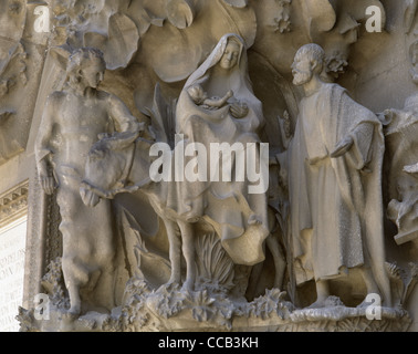 Basilique de la Sainte Famille. Façade de la nativité. Portique de l'espoir. Fuite en Égypte par Lawrence Matamala (1856-1925). Barcelone. Banque D'Images