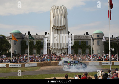 Ken Block wow la foule immense à l'édition 2011 du Goodwood Festival of Speed. Banque D'Images