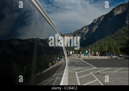 Les touristes d'admirer et photographier 'Tunnel View', Yosemite National Park, California, USA Banque D'Images