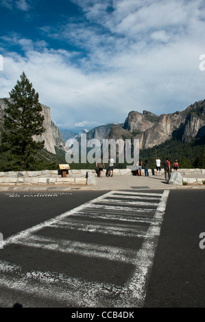 Les touristes d'admirer et photographier 'Tunnel View', Yosemite National Park, California, USA Banque D'Images