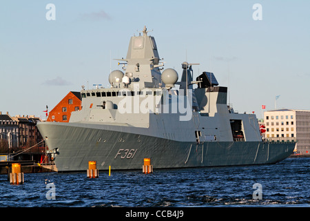 HDMS Iver Huitfeldt, une des trois nouvelles frégates de classe Iver Huitfeldt livrés à la Marine royale danoise. Port de Copenhague Banque D'Images