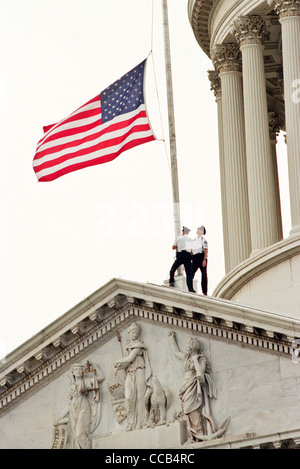 Capitole descendre le drapeau à Berne à la suite d'une fusillade qui a fait deux morts le 24 juillet 1998 à Washington, DC. Deux Capitole policiers ont été tués dans l'incident, une personne blessée et les tireurs isolés a été blessé et arrêté. Banque D'Images