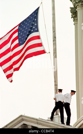 Capitole descendre le drapeau à Berne à la suite d'une fusillade qui a fait deux morts le 24 juillet 1998 à Washington, DC. Deux Capitole policiers ont été tués dans l'incident, une personne blessée et les tireurs isolés a été blessé et arrêté. Banque D'Images
