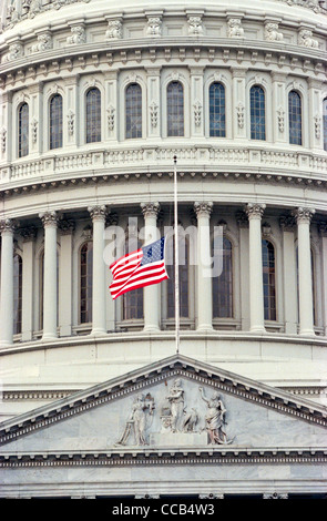 Capitole descendre le drapeau à Berne à la suite d'une fusillade qui a fait deux morts le 24 juillet 1998 à Washington, DC. Deux Capitole policiers ont été tués dans l'incident, une personne blessée et les tireurs isolés a été blessé et arrêté. Banque D'Images