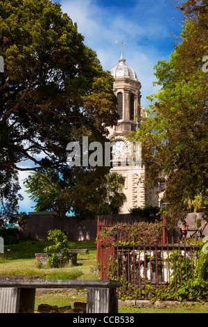 Saint Johns cathédrale se dresse au-dessus de l'ancien cimetière à Saint Johns, Antigua, Antilles Banque D'Images