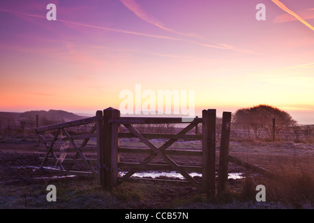 Un hiver glacial le lever du soleil sur la longue distance Ridgeway path au Hackpen Hill, Wiltshire, England, UK Banque D'Images