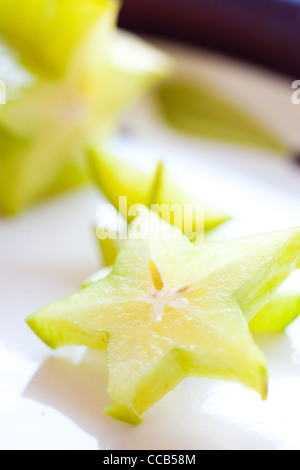 Tranches de Carambole frais et délicieux fruits. Studio shot. Banque D'Images