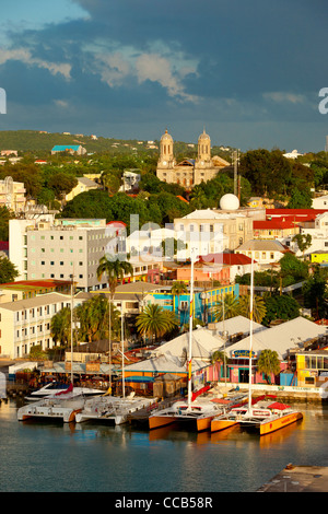 Les nuages de tempête sur la cathédrale et ville portuaire de Saint John's, Antigua, Antilles Banque D'Images