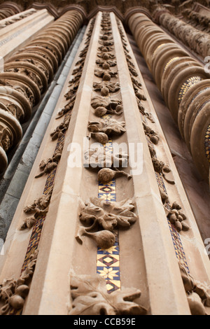 Colonnes richement décoré de la cathédrale d'Orvieto, Italie. Banque D'Images