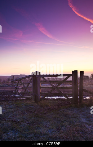 Un hiver glacial le lever du soleil sur la longue distance Ridgeway path au Hackpen Hill, Wiltshire, England, UK Banque D'Images