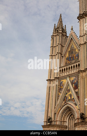 Façade richement décoré de la cathédrale d'Orvieto, Italie. Banque D'Images