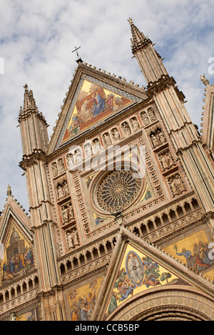 Façade richement décoré de la cathédrale d'Orvieto, Italie. Banque D'Images